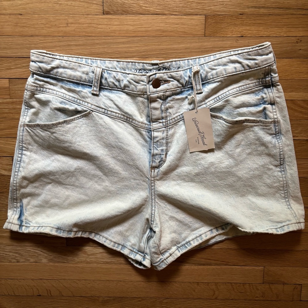 NWT Universal Threads Light Wash Denim Women's 90s Vibe Shorts Festival‎ Sz 16